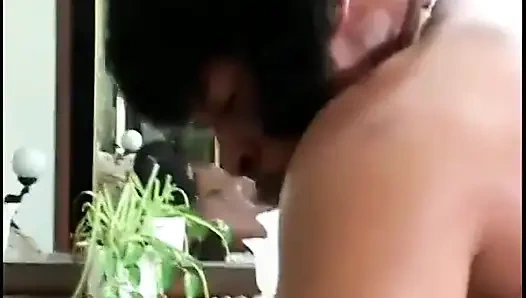 Kontol cowok wanita disepong sama dua pelacur yang lagi ngentot di ranjang