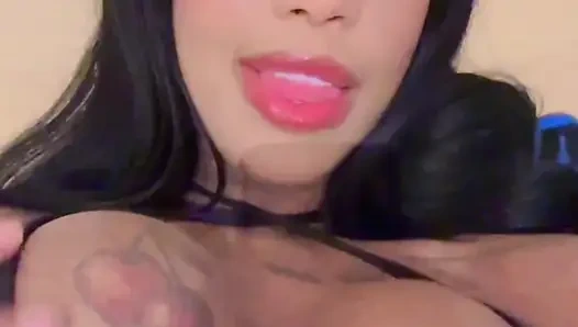 Silikonunun boyutunu gösteren yaramaz kız