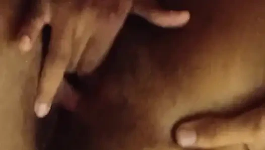 Zenci kız kocası tarafından parmaklanıyor ve her yere işemekten başka çaresi yokken götü ve amıyla oynuyor ve osuruyor