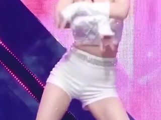 Aquí tienes la oportunidad de adorar los muslos de Nayeon