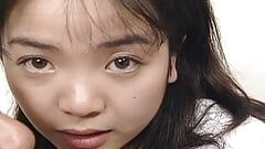 この日本の女の子が性交の前に食べるのを見てください