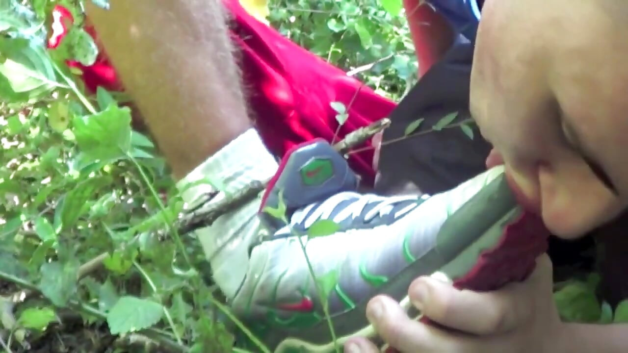 Snekaer submission in forest cruising by badboy