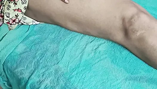 Hintli güzel üvey anne üvey oğluyla amını tıraş ediyor