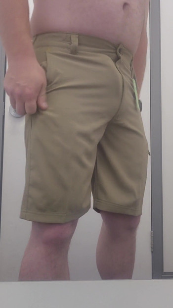 “在商店里试穿更多衣服”的惊心动魄时刻。