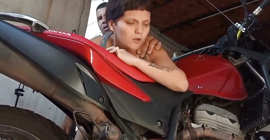 L-am pus pe lesbiană să mă sugă în garaj în timp ce soția mea se uita la TELEVIZOR cu soția ei