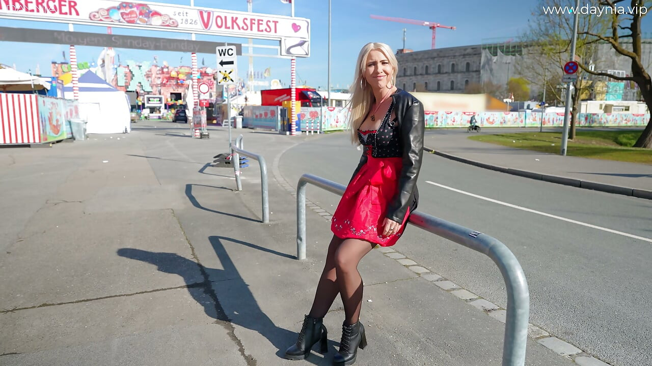 MILF ALEMANA en DIRNDL - follada al aire libre AO en TODOS LOS AGUJEROS + MEGA FACIAL