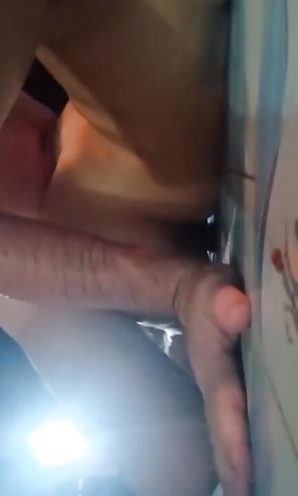 POV: Zaobljena brazilska ljepotica kraj bazena