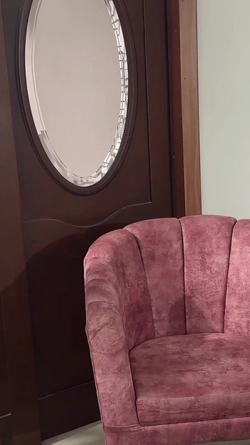 Pronalazim bilješke svoje seksi polusestre i u zamjenu za to da je ne optužim s našim očuhima da je iznevjerila sve što je iznevjerila