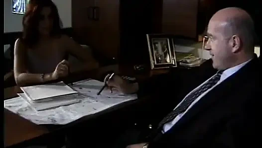İki büyük yarak bu muhteşem ince esmerin götüne ve amına çifte sızıyor
