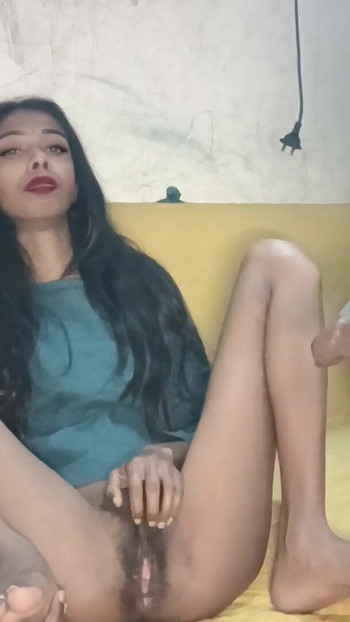 buddhe ko chadi jawani apne bete ki bahu ko goli khake pela | Clip 1