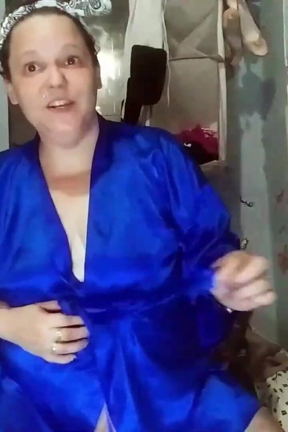 Ljubitelj mišića i nogu za potkoljenice, sisanje i jebanje dilda