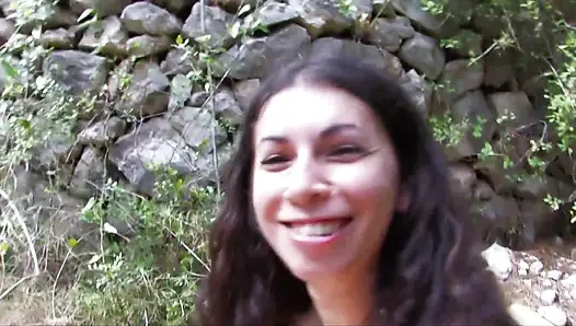 Sevimli bir esmer ormanda yalnız, yüzüne boşalın bir grup adam tarafından grup seks yapıyor