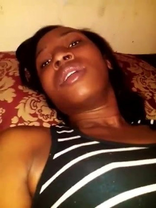 Chica haitiana masturbándose para amante casado