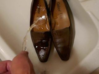 Писсинг в коричневую рабочую обувь жены