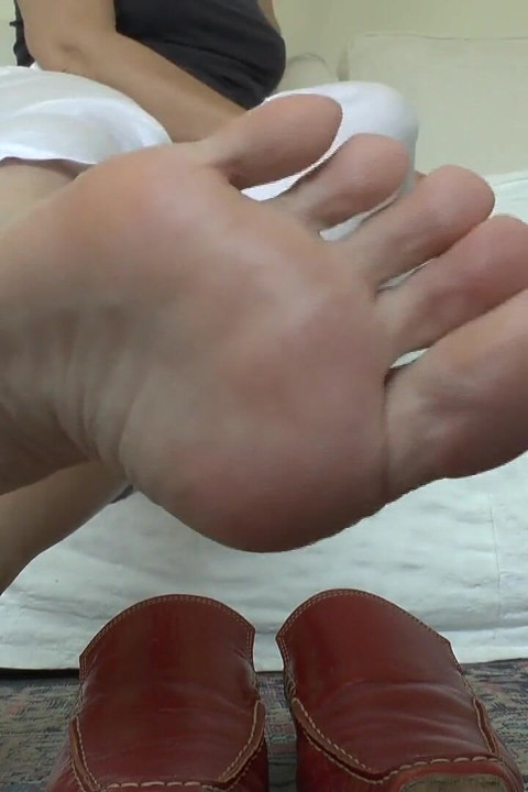 你每天都渴望它：聞我的腳，射在你的褲子裡！