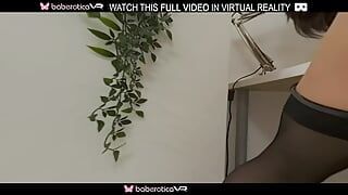 Boneca solo com cabelos compridos, Odetta se masturba apaixonadamente, em VR