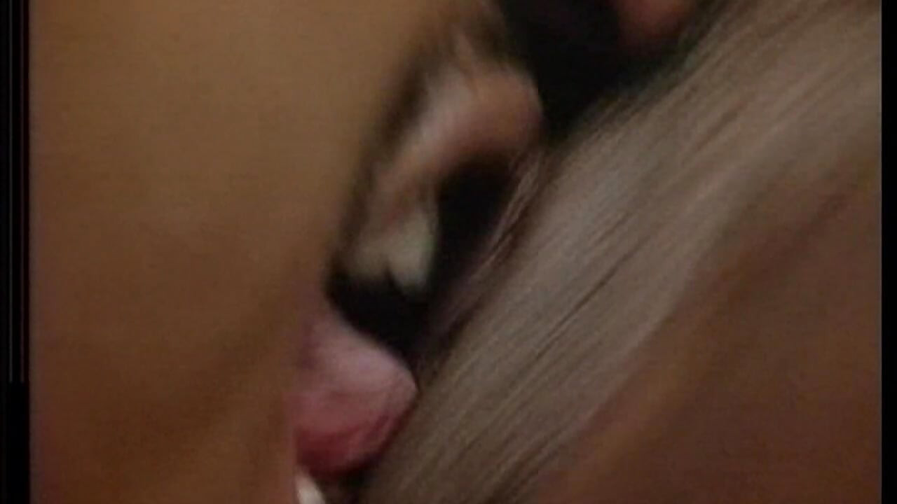 Geile MILF fingert ihre tropfende muschi zu explosivem orgasmus