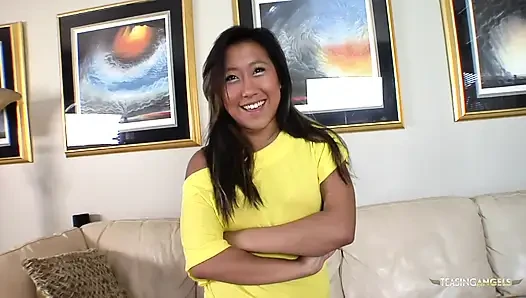 Diese asiatische frau, die selbstbesichtigt war, zierte ihr attraktives gesicht mit einer wesentlichen Menge an genitalien