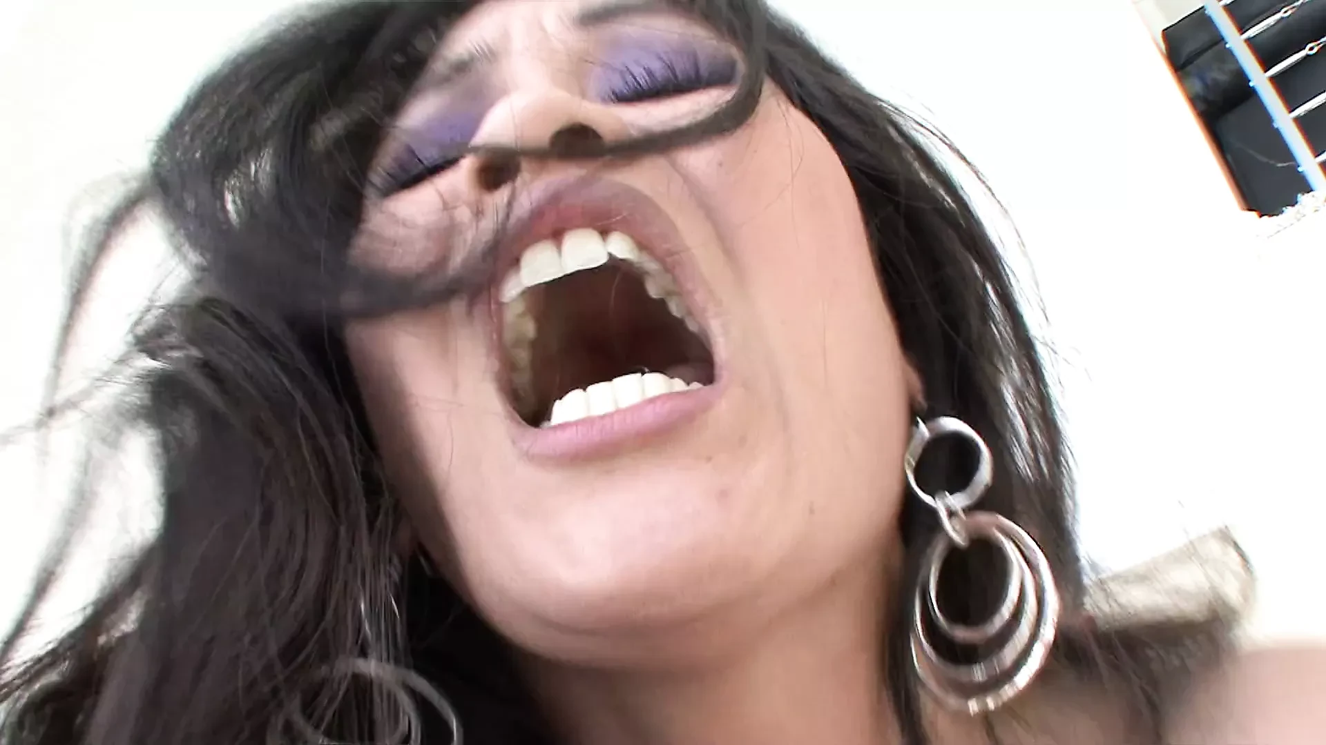 Une asiatique sexy avec un gros cul se fait baiser