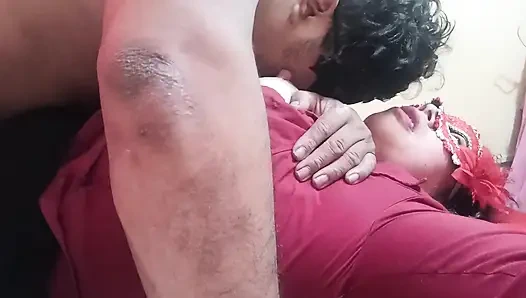 Stillte meinen Mann, stöhnte vor Vergnügen, mein Mann lutschte meine großen Brüste