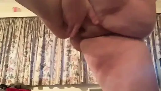 Junge englische bBW tanzt striptease