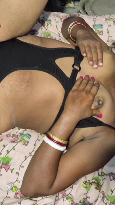 Un viejo se folló a una ama de casa india Anjali delante de su suegra | Clip 1