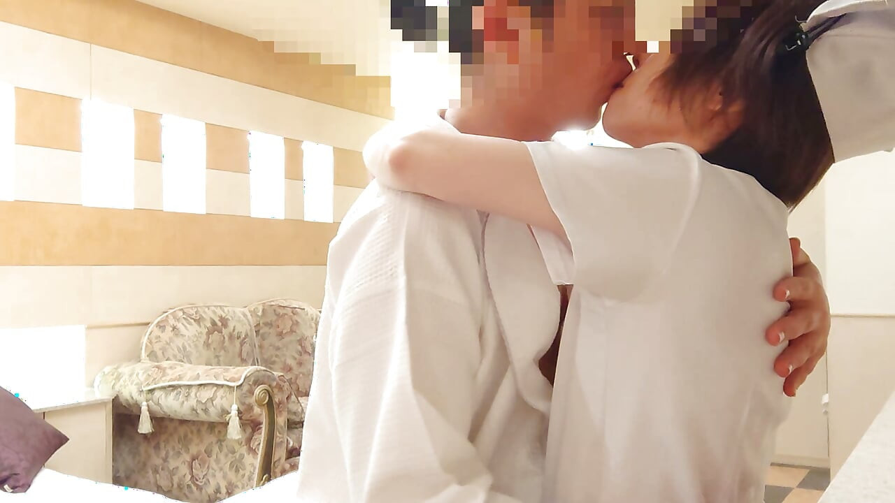간호사는 나를 기분 좋게 만들고, 커닐링구스로 사정하고, 삽입하고, 결국 사정합니다. 코스프레. 아마추어. 펠라