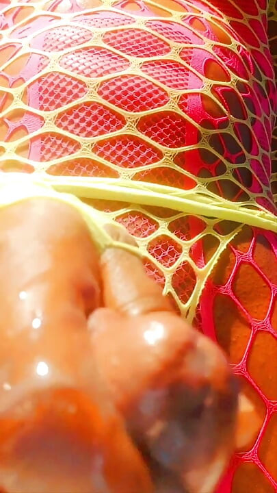 Dildo și ejaculez cu încetinitorul în fața a 2 curve care se fut