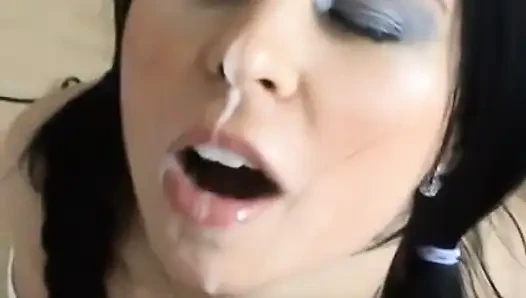 Tina Jay'in yarağını emiyor ve 31 çekiyor