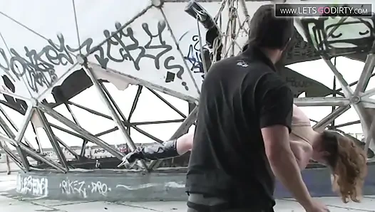 Крошку-блондинку связали и повесили веревками