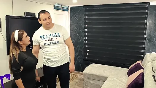 Üvey orta yaşlı seksi kadın latin beni yeni dairesine davet ediyor ve derin oraldan sonra döl ve salyalarla kaplı bitiyor