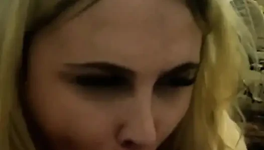 Sarışın seksi Türk MILF Sakso çekiyor.