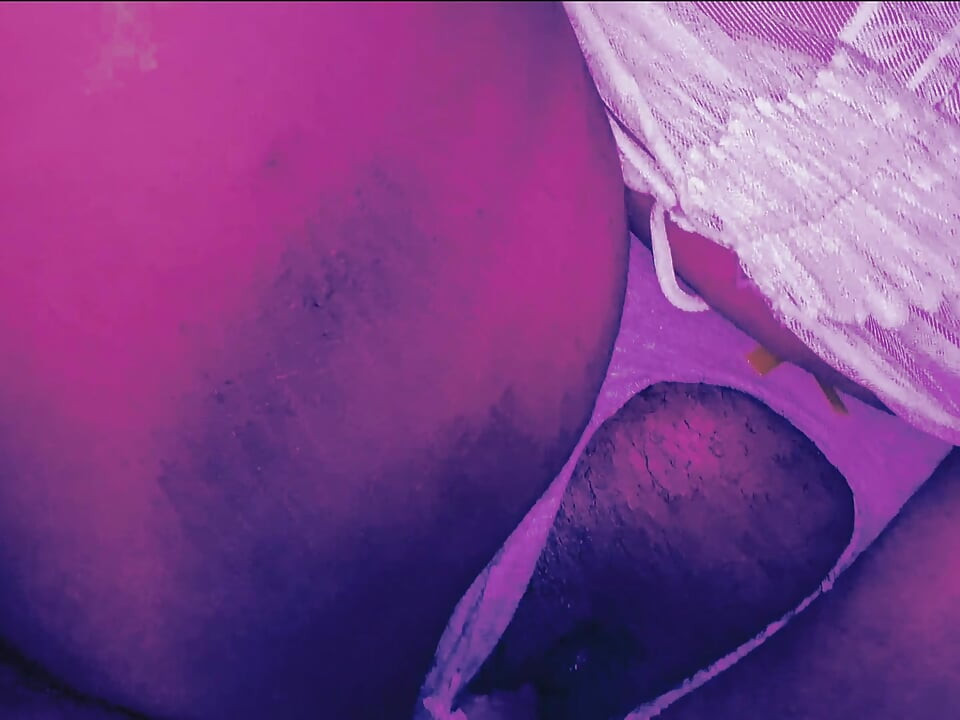 継母のパンティを破って、彼女の美しいアソコ、毛深いアソコ、大きな胸にたくさんイきました