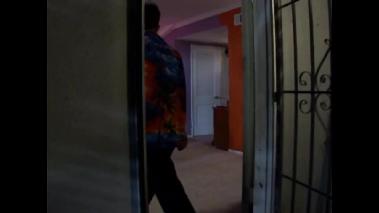 Starac s ogromnim kurcem jebe crnu kurvu s velikim sisama