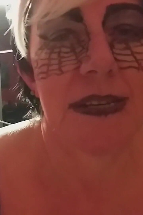 Une mamie excitée suce une grosse bite