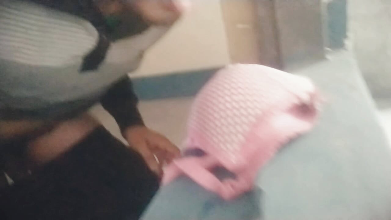 ฉันไปเยี่ยมบ้านของเพื่อนสาวของฉันผิดพลาดและดูว่าเกิดอะไรขึ้นในตอนท้าย เย็ดบราของเธอ, ช่วยตัวเองเสียงดังลามกและน้ําแตก