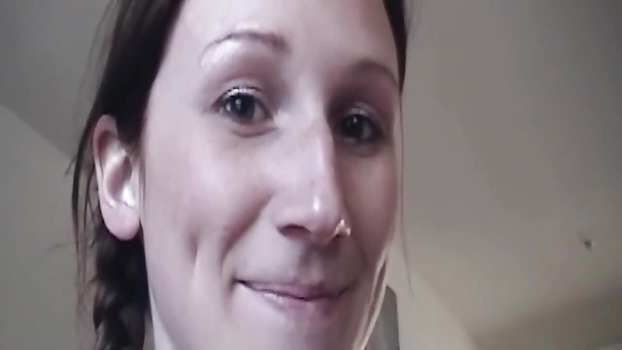 Esmer orta yaşlı seksi kadın ıslak ıslak sakso çekiyor ve damlayan tükürük