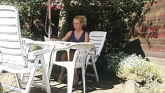 Blonde milf zeigt ihre möpse im freien