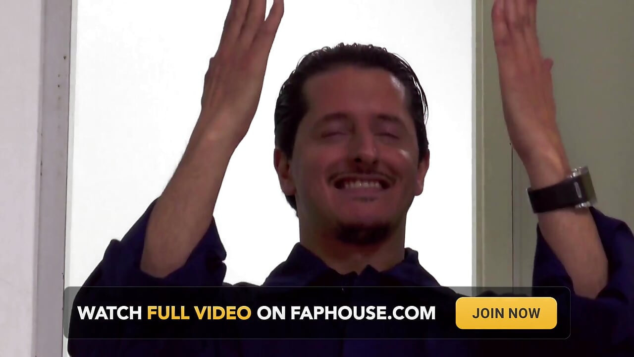 Grandi tette mature viene scopata in bagno