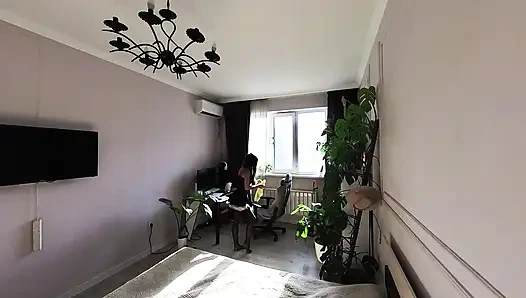 menyewa seorang pelayan untuk membersihkan apartemen... Tapi pada akhirnya, dia menidurinya