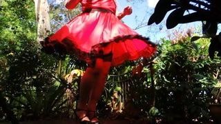 Sissy Ray al aire libre en vestido rojo parte 5