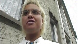 Une superbe voisine perverse avec un gros cul nous montre comment masturber sa chatte mouillée