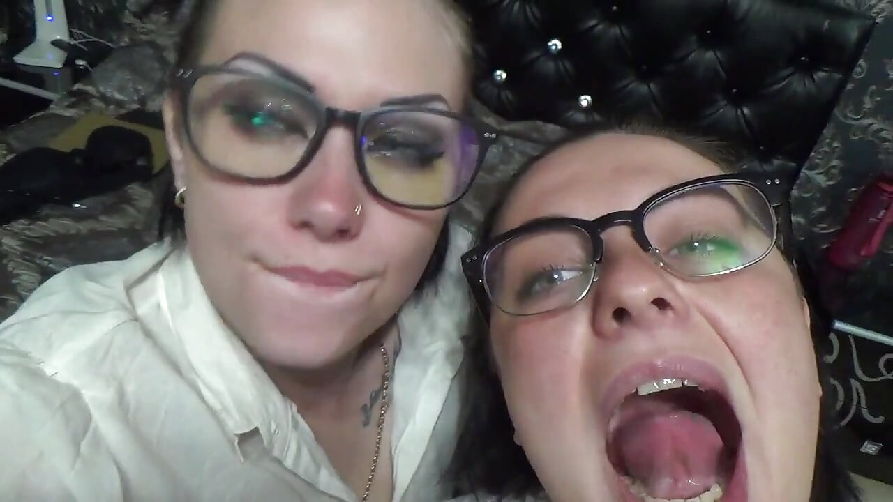 Deux femmes d'affaires vous taquinent avec leurs bouches et leurs langues avant de vous manger en entier !