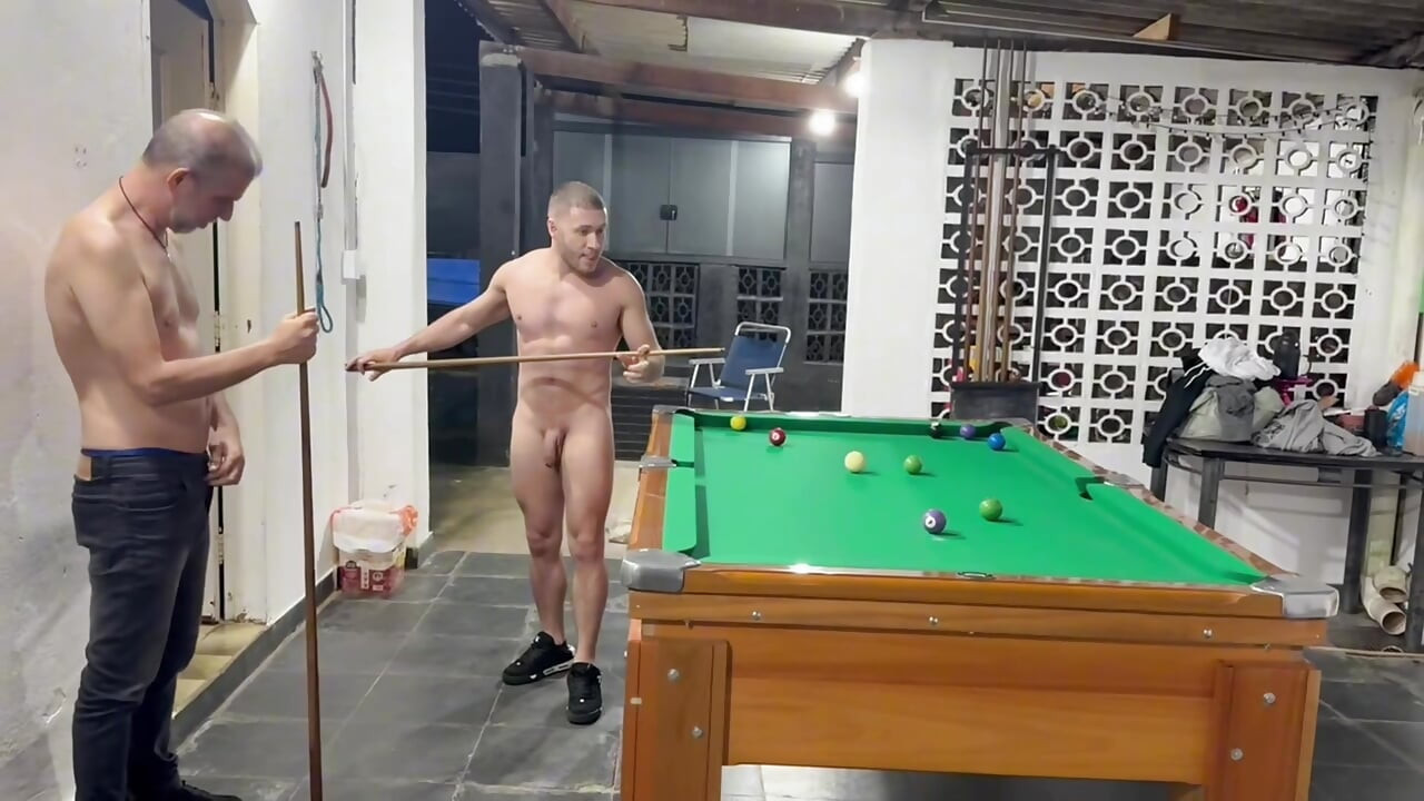 벌거벗은 당구를 연주하는 Sr 카르모나 그리고 빅터 페라즈