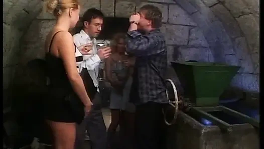 Две грязные девушки трахаются и писсируют в рот