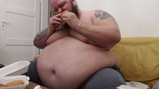Superchubby soc - 큰 버거와 양파 링을 먹는 뚱뚱한 남자