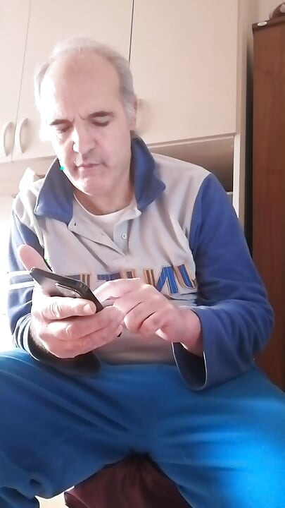 Mi-am masturbat penisul tare și mi-am băgat degetele în fundul deschis