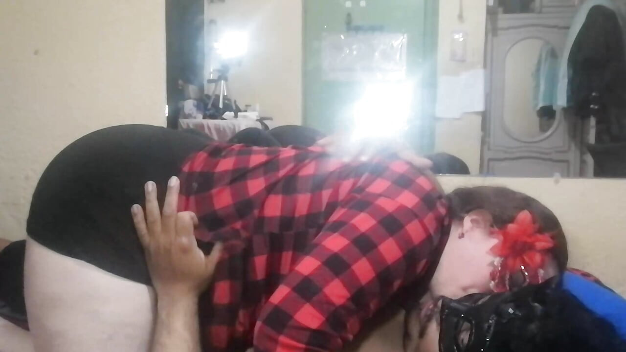 kissing and touching my girlfriend very delicious