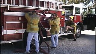 Verhungernde blonde Hure dient dem ganzen Feuerteam direkt auf dem Feuerwehrauto