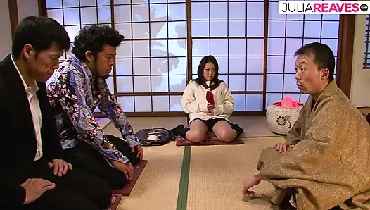 Симпатичная азиатка делает минет в машине, а затем правильно трахается дома